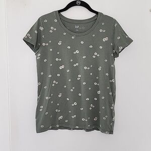 GAP Daisy pattern green t shirt